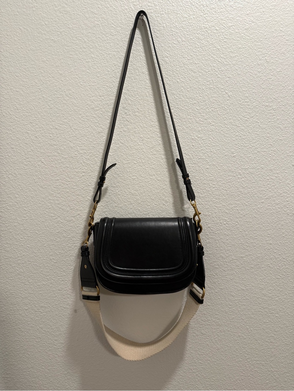 Zara Black Crossbody Bag Beige Strap Gold Hardware Magnetic Close Inner Pockets